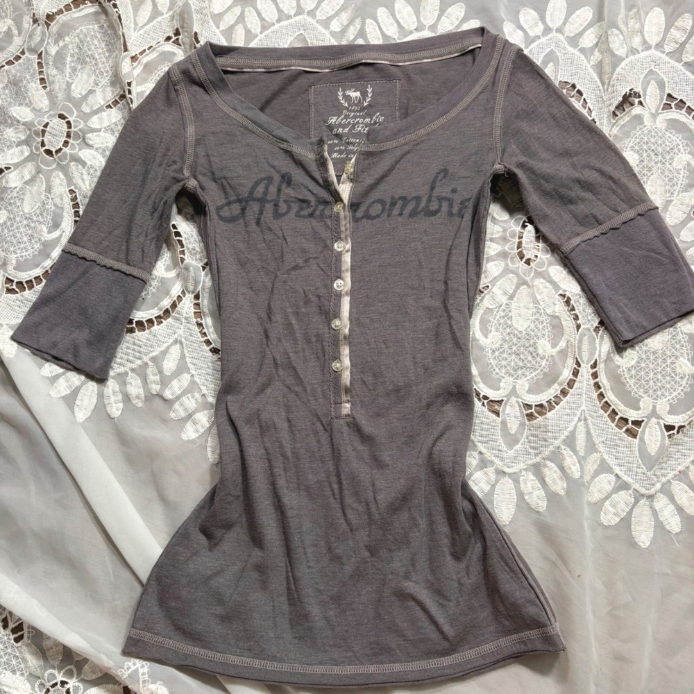 RARE Y2K Bella Swan Abercrombie Gray Henley 3/4 Sleeve Logo Top Small Slim Fit